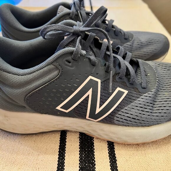 New Balance W520 LP7 Size 9 Gray Running Shoes - Picture 1 of 9